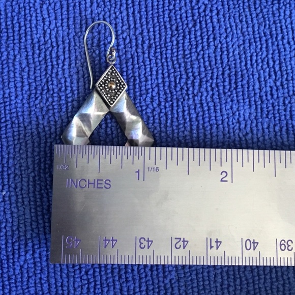 Bali Designs Robert Manse Mother-of-Pearl Earring - Picture 7 of 8